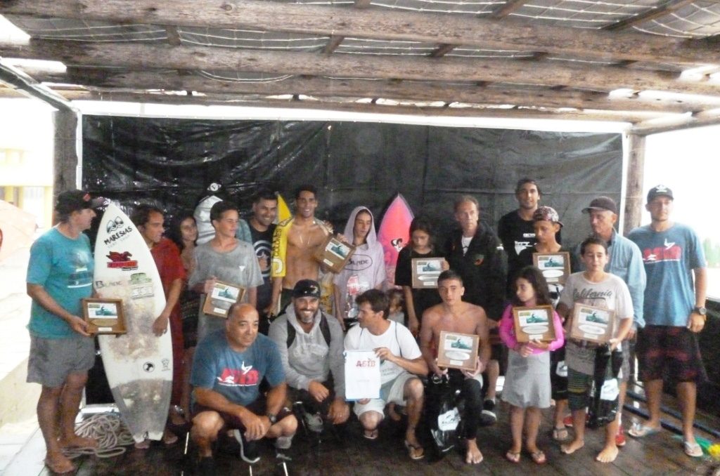 Campeões do Circuito Municipal de Imbé são coroados debaixo de chuva no litoral gaúcho.