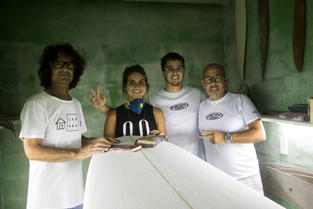 Neco Carbone, Chloé Calmon, Marcelo Carbone e Sergio da Silva, New Advance Surfboards, Baixada Santista (SP). Foto: Divulgação.