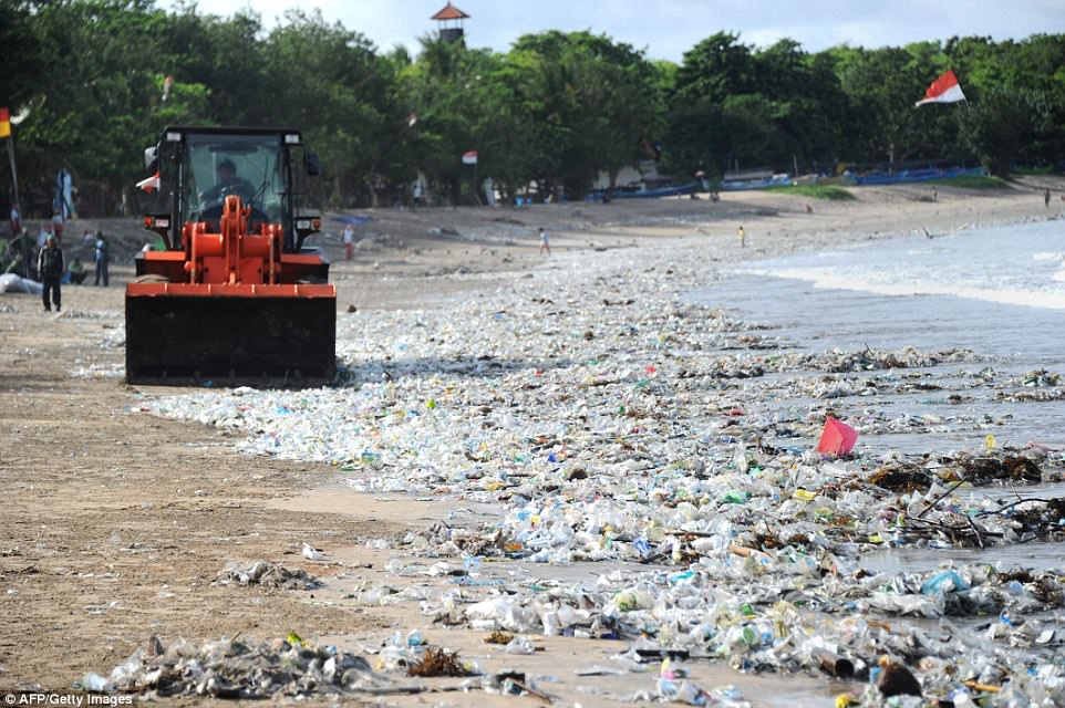 Trecho que inclui as praias Jimbaran, Kuta e Seminyak recebe toneladas de lixo por dia.