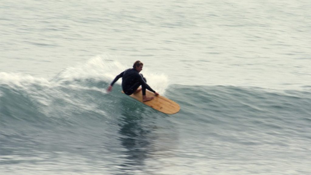 Ryan Burch, surfista e shaper, sabe que o que faz uma prancha deslizar é a quantidade de superfície que está em contato com a água.