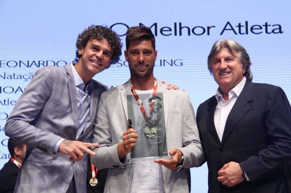 Gustavo Kuerten e Leonel Pavan, secretário dos esportes do estado, entregam troféu de Atleta do Ano para Eder Luciano.