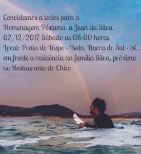 Amigos e familiares prestam homenagem a Jean da Silva neste sábado (2/12), na Praia do Bispo, em Balneário Barra do Sul (SC).