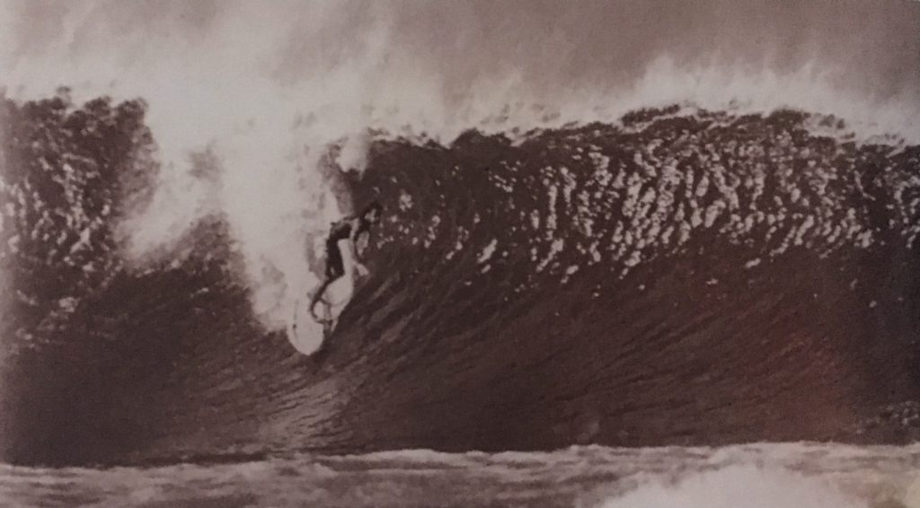 Na temporada havaiana de 76 / 77, o carioca Pepê Lopes chocou o mundo do surfe ao chegar à final do Pipe Masters em meio a outros surfistas incríveis.