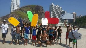 Projeto Amigos do Mar reúne galera do bodyboard no canto direito da Praia da Enseada.