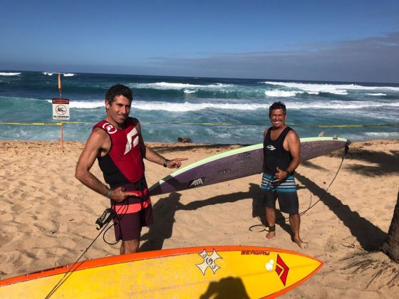 Danilo Couto e Fabio Gouveia, Sunset Beach, North Shore de Oahu, Havaí. Foto: Arquivo pessoal.