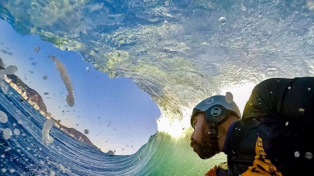 Eric Poseidon escondido nos tubos do Rio de Janeiro.