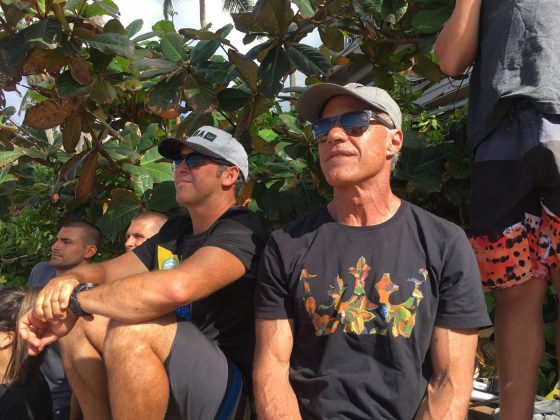 Fabio Gouveia e o ídolo Ricardo Bocão atentos ao Pipe Masters, North Shore de Oahu, Havaí. Foto: Arquivo pessoal.