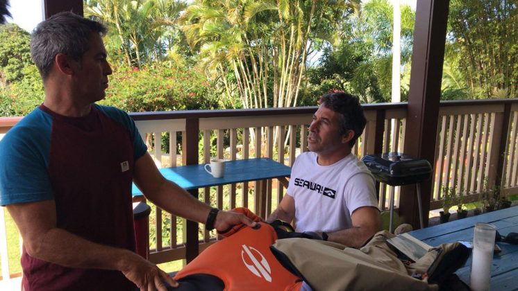 Fabio Gouveia e Danilo Couto trocando informações sobre coletes flutuantes, North Shore de Oahu, Havaí. Foto: Arquivo pessoal.
