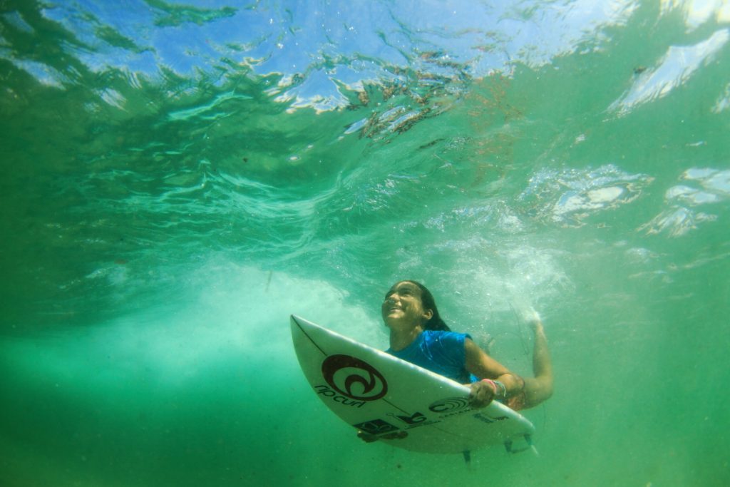 Irmã do Top Gabriel Medina, ela quer trilhar o próprio caminho no surfe.