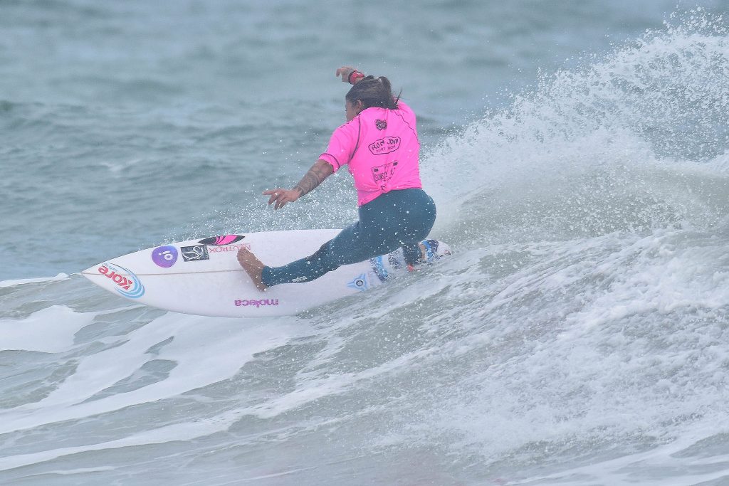 Silvana Lima encara a aussie Philippa Anderson na quinta fase. Foto arquivo: