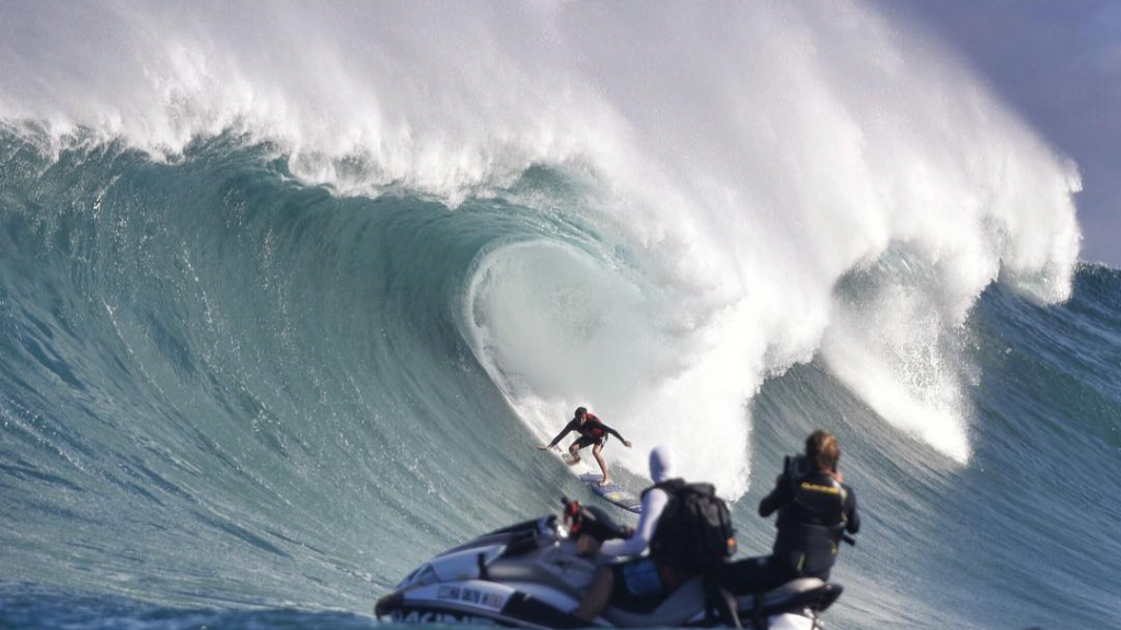 Albee Layer domina a bomba em Jaws.