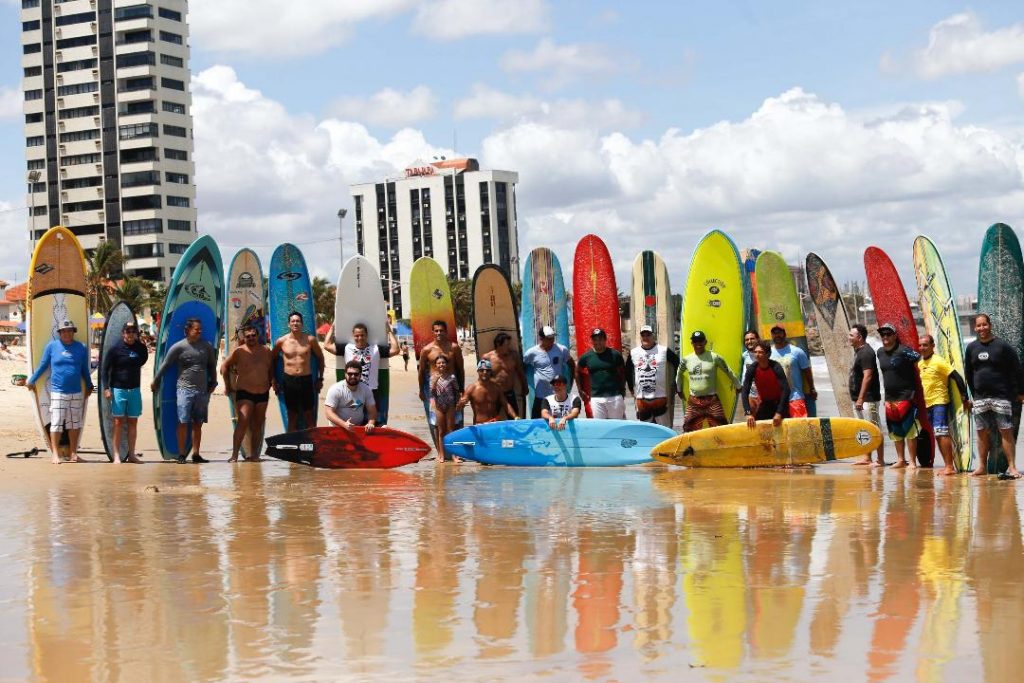 Adeptos dos pranchões criam o Clube de Longboard do Ceará na Praia do Lido, em Fortaleza.