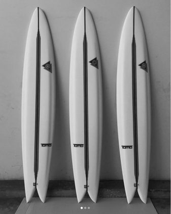 “Dual Fins Tomo Guns” poderia ser o nome dessas pranchas para ondas grandes desenvolvidas por Daniel Thomson. Foto: Reprodução.