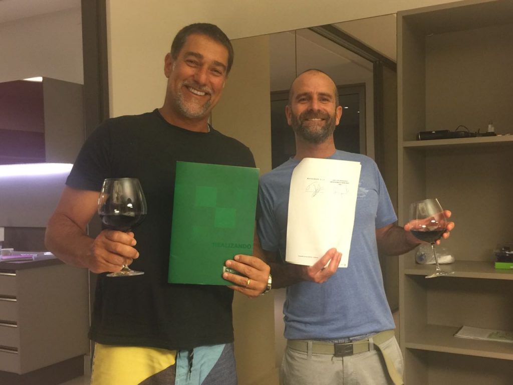 Empresários Andre Giesta e Fernando Odriozola assinam contrato para a construção da Wavegarden no Sul do País.