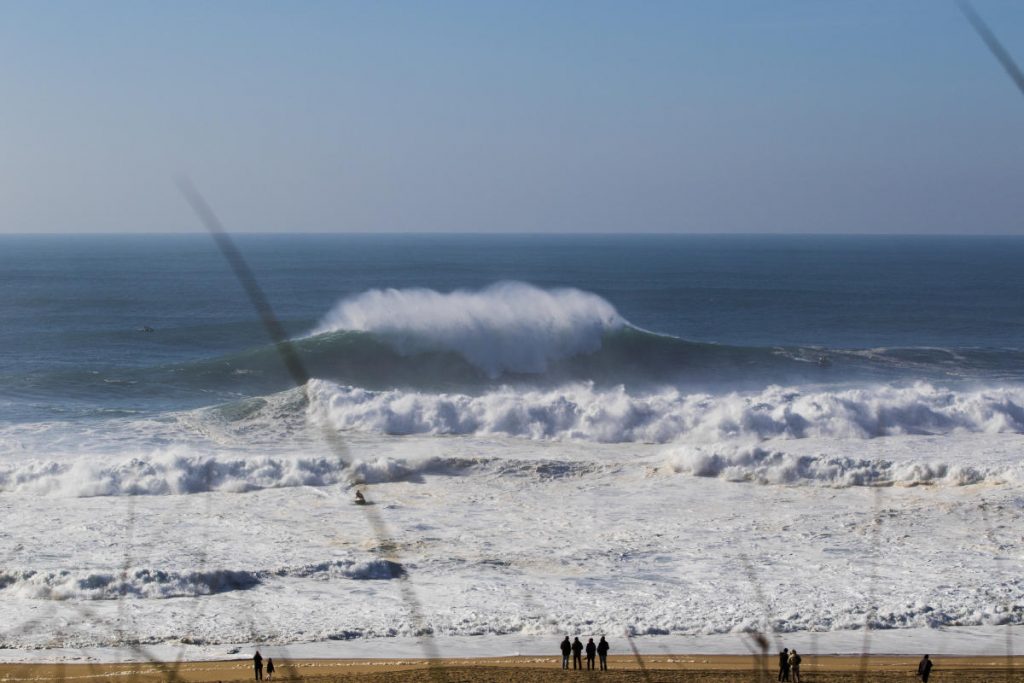 Praia do Norte quebra com ondas de até 10 metros e condições desafiadoras.