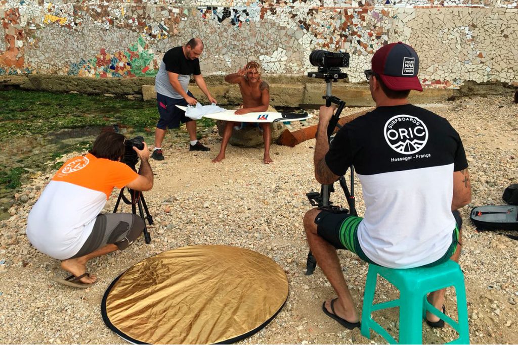Surfista cubano Gaston Pomares é um dos personagens do documentário produzido pela Oric.