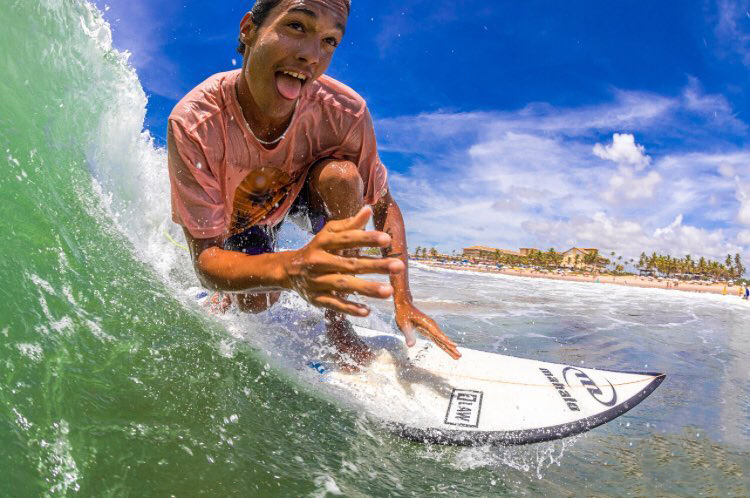 Em viagem ao litoral baiano, surfista fala sobre a vida na terra do Tio Sam.