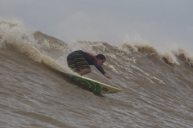Alberto Alves com estilo, manobra na direita após alcançar o rabo da onda, Pororoca do Rio Araguari (AP). Foto: Toninho Jr..