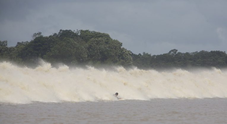 Albertinho ficou se segurando na espuma por uns 10 minutos. Skeet ficou atrás, Pororoca do Rio Araguari (AP). Foto: Toninho Jr..