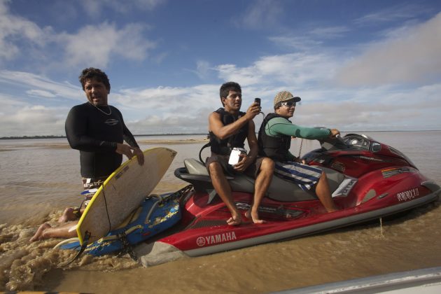 Armando Diniz, Nil Faria e Toninho juntos a nós. próximos da foz, Pororoca do Rio Araguari (AP). Foto: Bruno_Alves.