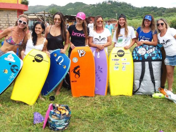 Atletas das categorias femininas, Catarinense de Bodyboard, Praia Mole, Florianópolis (SC). Foto: Fabrício Lopes.