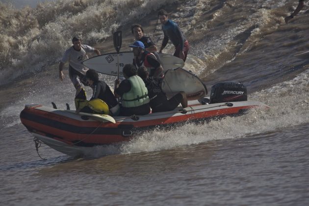 Confusão generalizada observada por dois australianos surfando ao fundo, Pororoca do Rio Araguari (AP). Foto: Bruno_Alves.