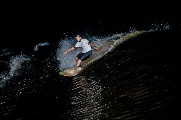 Depois de muita adrenalina, Sergio Laus consegue pegar a onda à noite iluminado pelo holofote do nosso barco, Pororoca do Rio Araguari (AP). Foto: Bruno_Alves.
