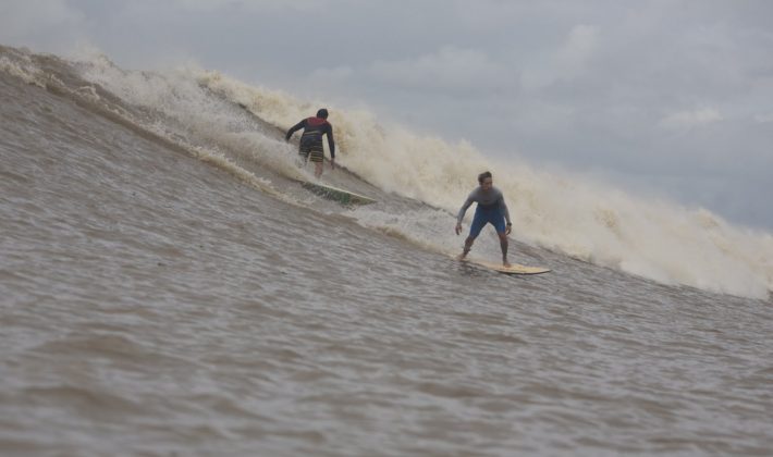 Depois de uns 15 minutos de onda, acordo de cavalheiros, vamos trocar de posição. Serginho Laus e Alberto Alves, Pororoca do Rio Araguari (AP). Foto: Bruno_Alves.
