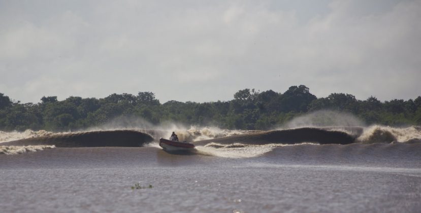 E continuar fugindo, enquanto os tubos arremessavam, formando buracos para colocar uma Kombi dentro, e o incrível foi que ninguém pegou essa seção, Pororoca do Rio Araguari (AP). Foto: Bruno_Alves.