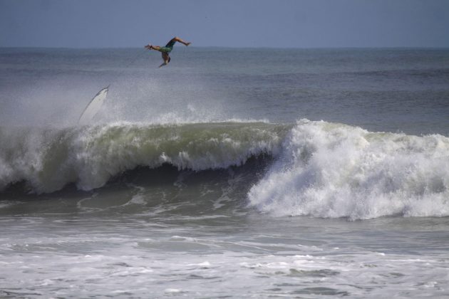Flavinho dando eject, Praia do Icaraí (CE). Foto: Sidnei Machado.