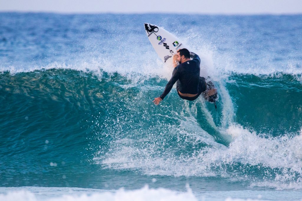 Willian Cardoso faz sua estreia no CT neste domingo, contra Adriano de Souza e Ace Buchan em Snapper Rocks.