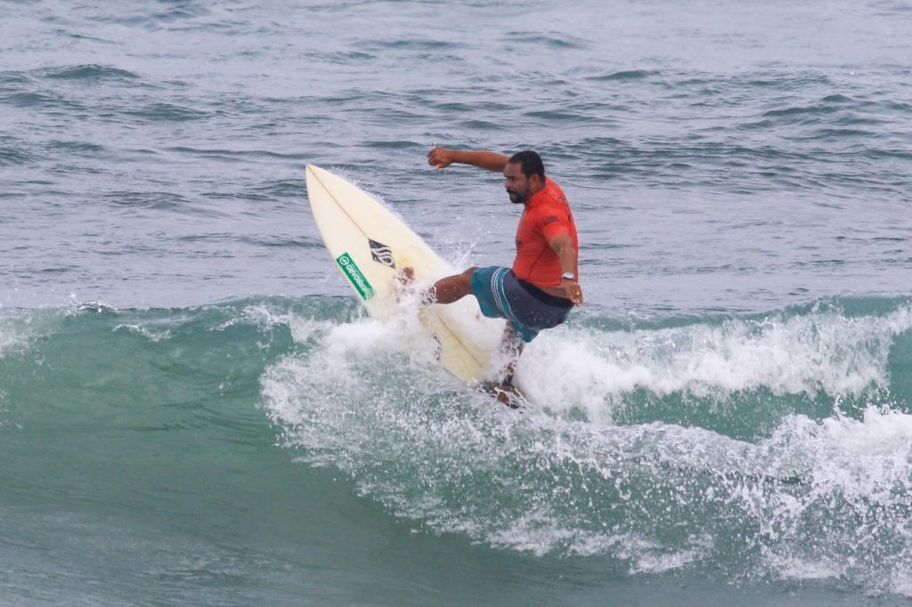 Jojó de Olivença revive duelos com legends do surfe brasileiro.