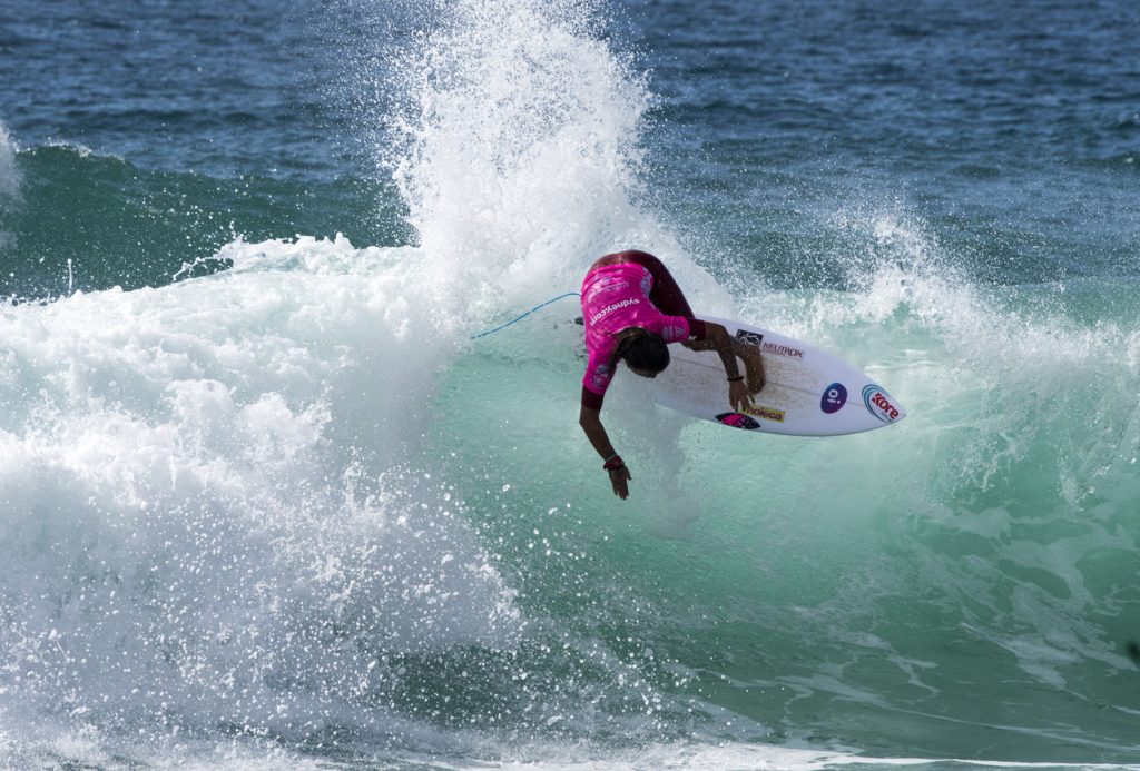 Silvana Lima descola nota 9.40 na categoria feminina em Manly Beach, Austrália.