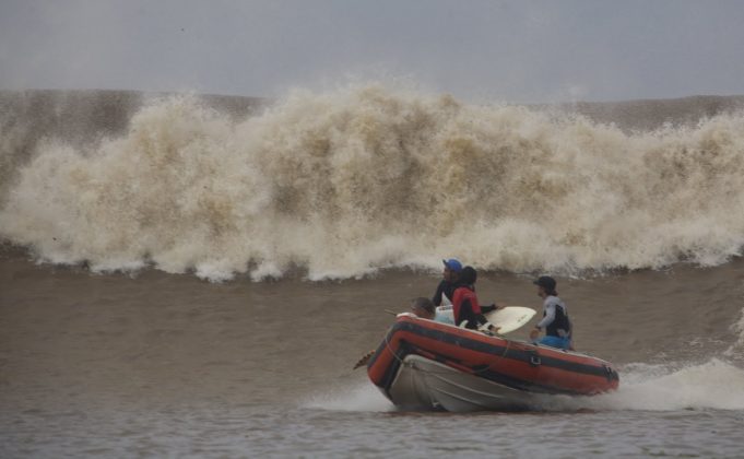 Massa d´água seguindo o nosso bote, Pororoca do Rio Araguari (AP). Foto: Toninho Jr..