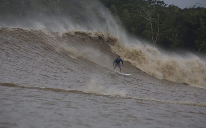 Muita energia, velocidade e tensão nessa direita de Skeet, que depois foi engolido e resgatado um bom tempo depois, Pororoca do Rio Araguari (AP). Foto: Toninho Jr..