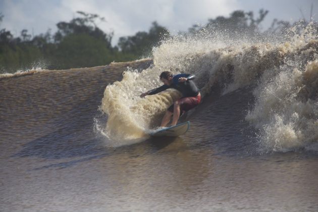 Skeet já entra arrepiando em sua segunda onda depois de quabrar a prancha em dois, Pororoca do Rio Araguari (AP). Foto: Bruno_Alves.