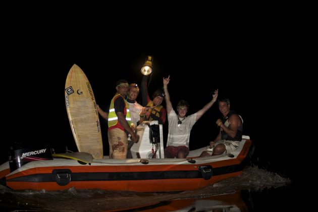 O barco saindo para o surf na escuridão. Piloto Zeca, Sergio Laus, Alberto com o Holofote, Skeet e o Major Hilley, Pororoca do Rio Araguari (AP). Foto: Bruno_Alves.