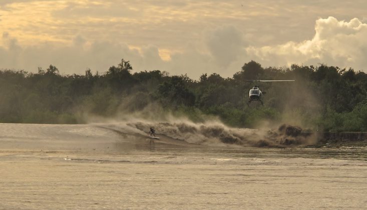 Ross Clark Jones estolando para uma seção de tubos junto ao barranco de uma fazenda de Bufalos, acompanhado de um helicóptero com a equipe australiana, Pororoca do Rio Araguari (AP). Foto: Toninho Jr..
