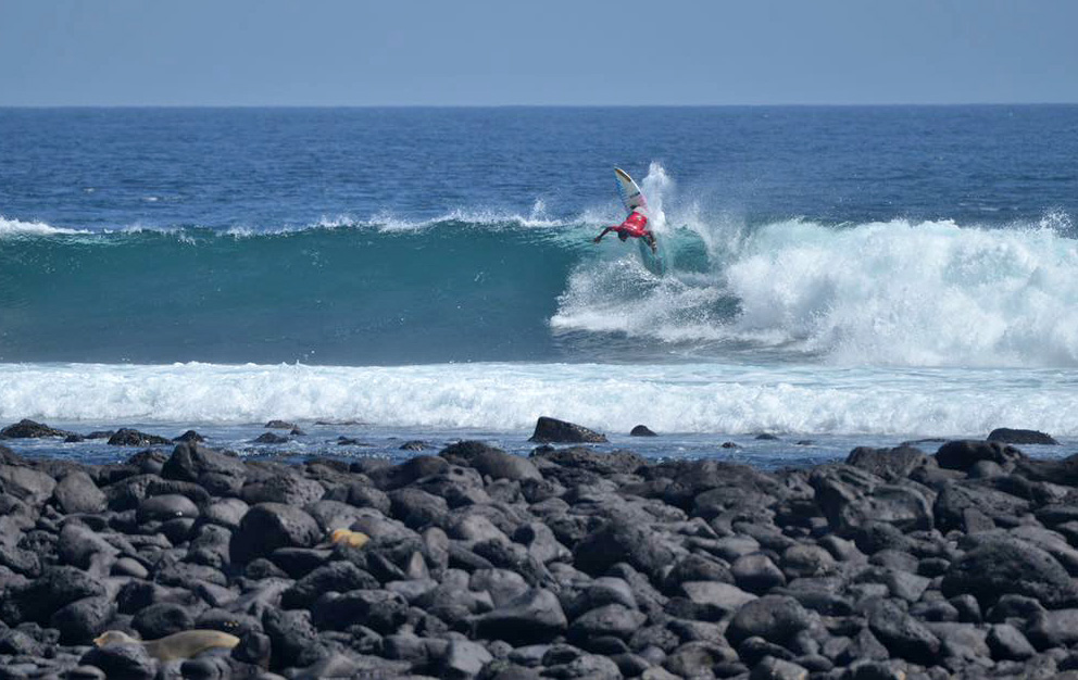 Samuel Igo é vice-campeão do primeiro evento internacional de surf na história de Galápagos.