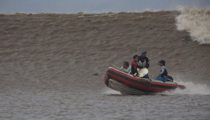 Uma morra correndo a toda velocidade no encalço do nosso barco, Pororoca do Rio Araguari (AP). Foto: Toninho Jr..