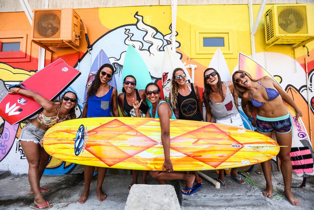 Altamente relacionada ao universo masculino, surf trips para mulheres vêm ganhando cada vez mais espaço.