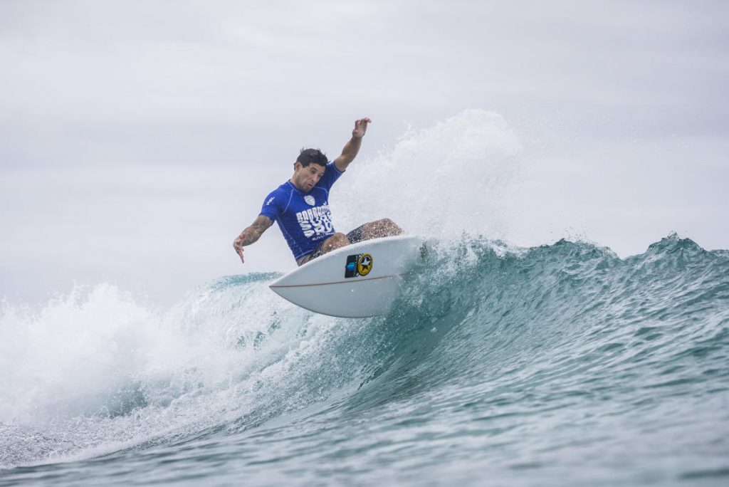 Alex Ribeiro tem a melhor participação brasileira no Barbados Surf Pro.