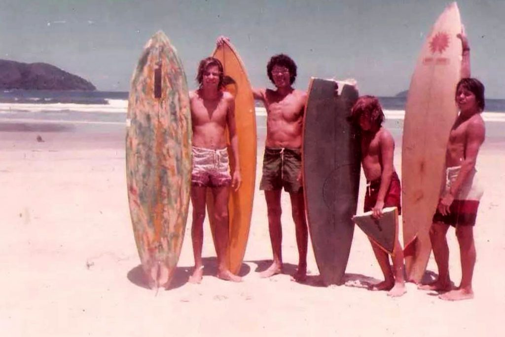 José Carlos Bezerra, Julio José Bezerra Jr., eu e Paulo Pantel com o que havia de melhor, ou, simplesmente, com o que era possível para nós: santistas, surfistas e felizes.