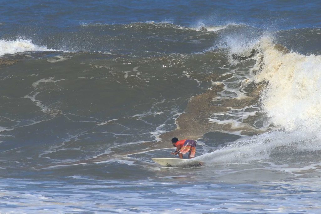Kias de Souza compete na categoria Master do Fico Surf Festival.
