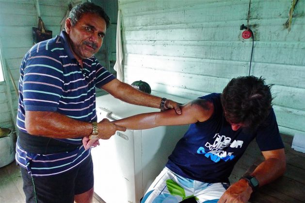 Capitão da PM colocando o braço de Bruno Alves no lugar, Pororoca do Rio Araguari (AP). Foto: Alberto Alves.