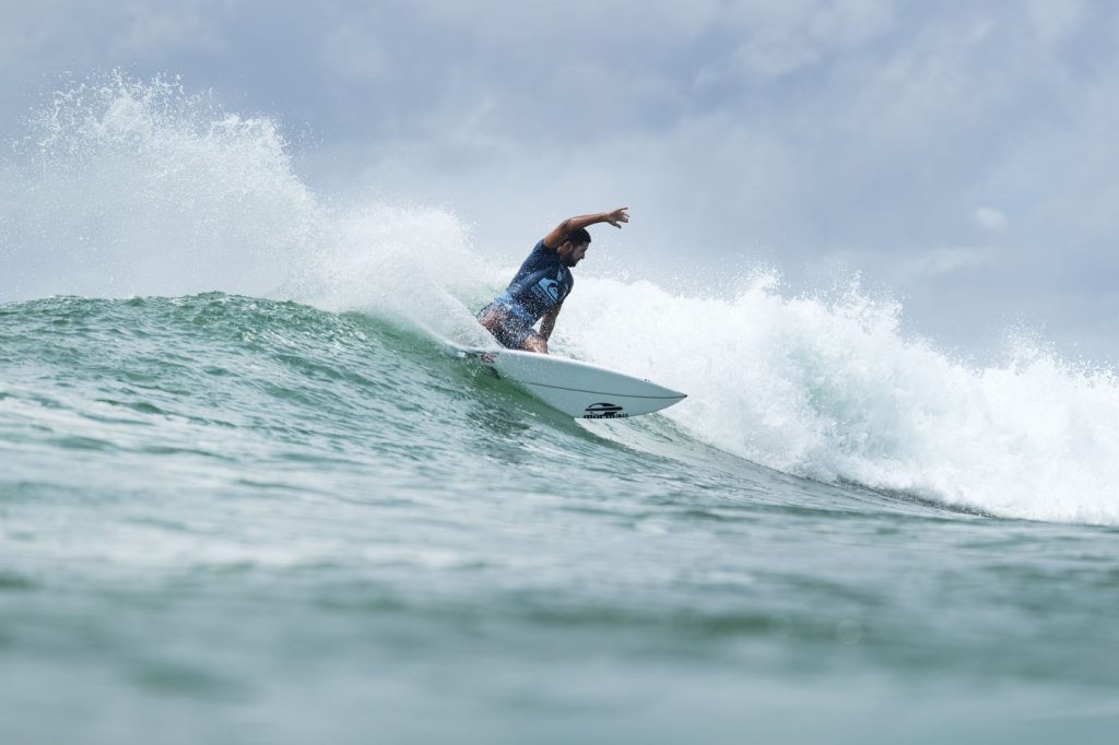 Michael Rodrigues surfa com personalidade na repescagem.