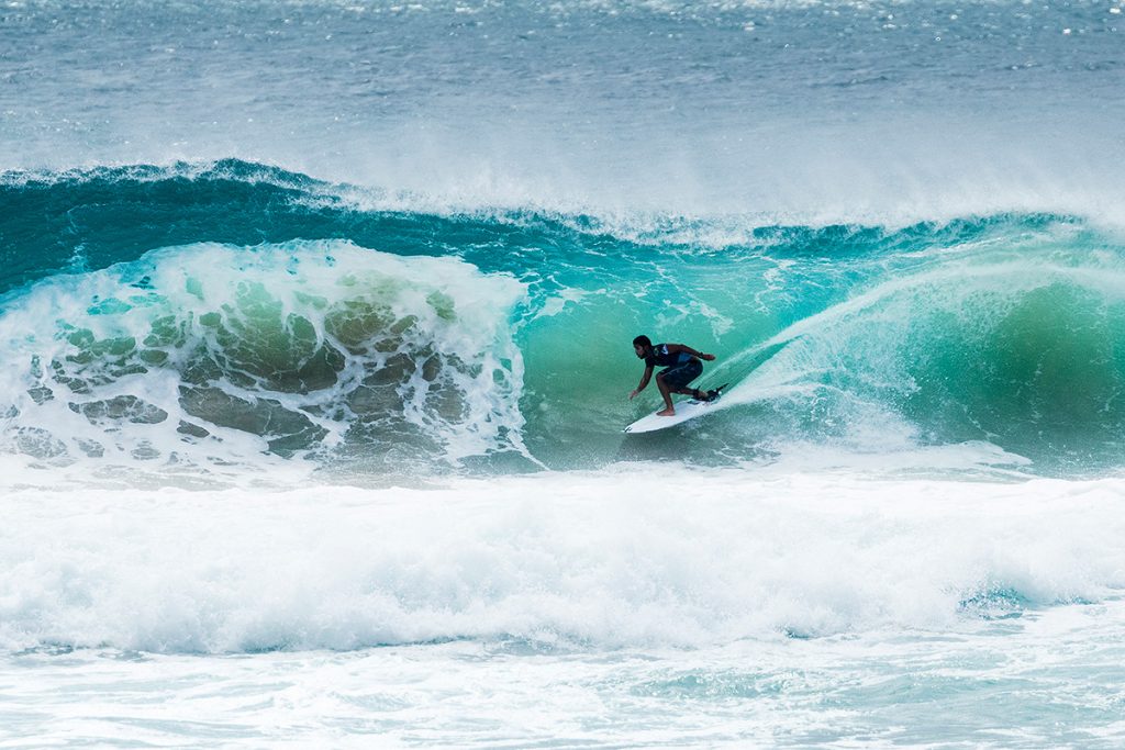 Michael Rodrigues traz de volta ao CT o inesperado, com surfe alegre, refrescante e solto.