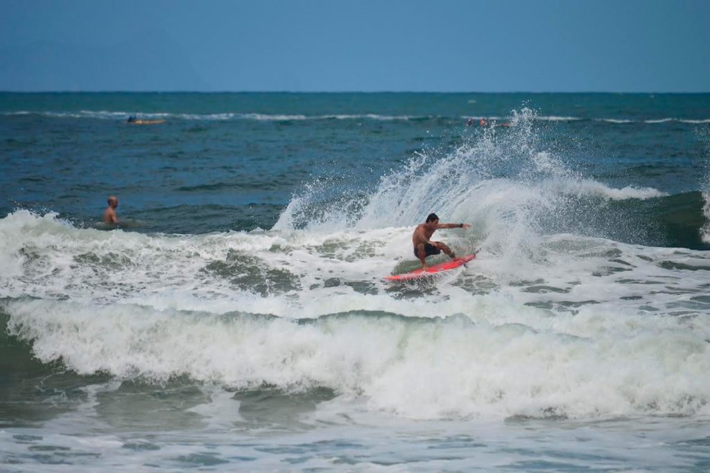 Clientes de lojas paulistanas têm a oportunidade de surfar com Bruno Santos.