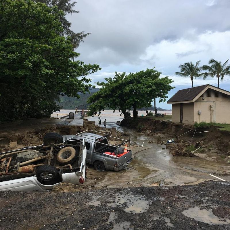 Surfistas como Evan Valiere registram o impacto da chuva em Kauai.