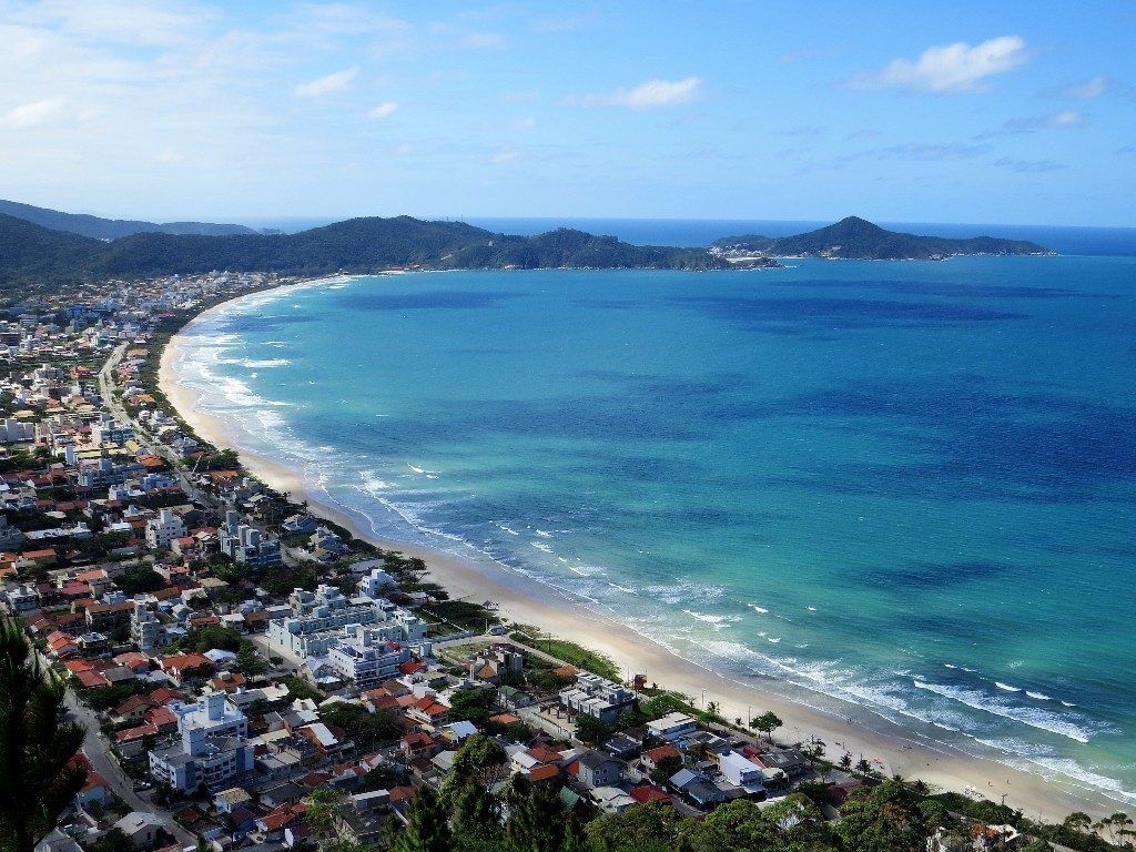 Um dos paraísos do litoral norte catarinense, praia de Mariscal recebe os melhores atletas masters do Estado.